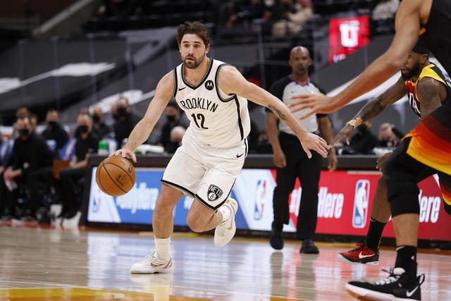 朱芳雨：想问问王哲林的情况 他把我微信删了