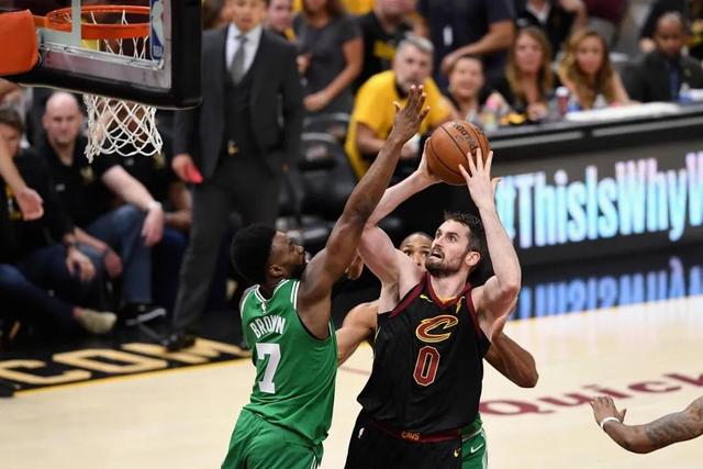 詹姆斯大三双浓眉29+16 湖人大胜送奇才11连败